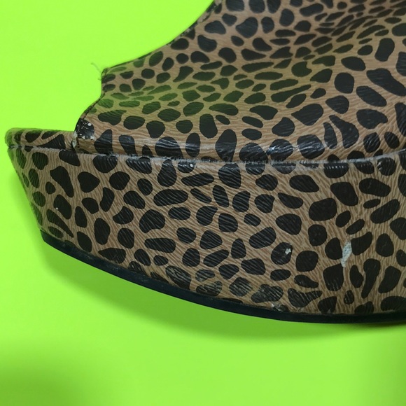 BUMPER Textured Animal Print Zip Wedges - Picture 3 of 8